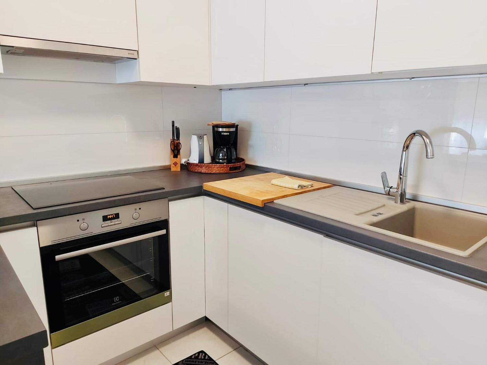 West Residence Luxury Apartment- Parking In Garage 자그레브 외부 사진